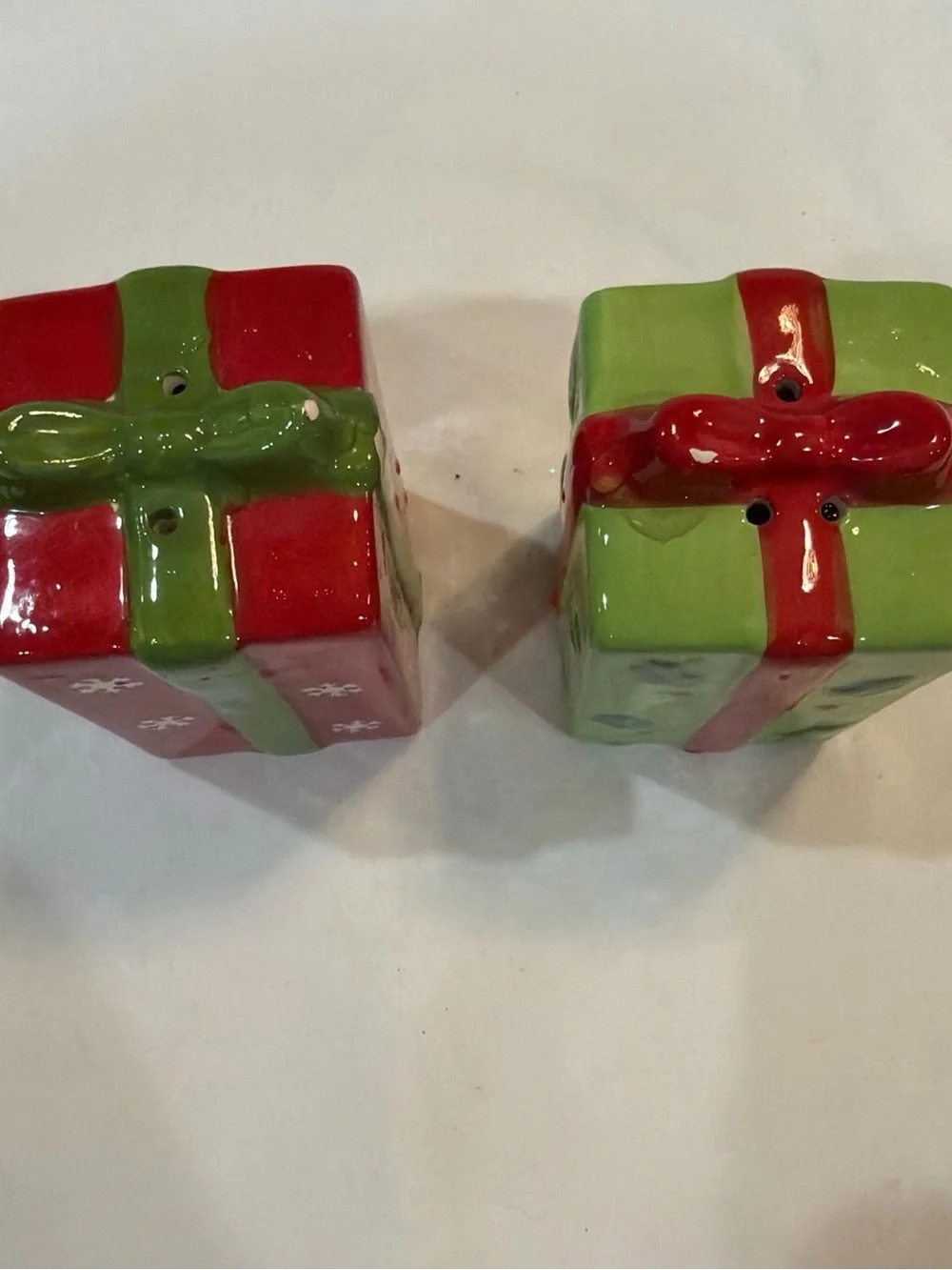 Festive Ceramic Gift Salt & Pepper Shaker Set - Red & Green